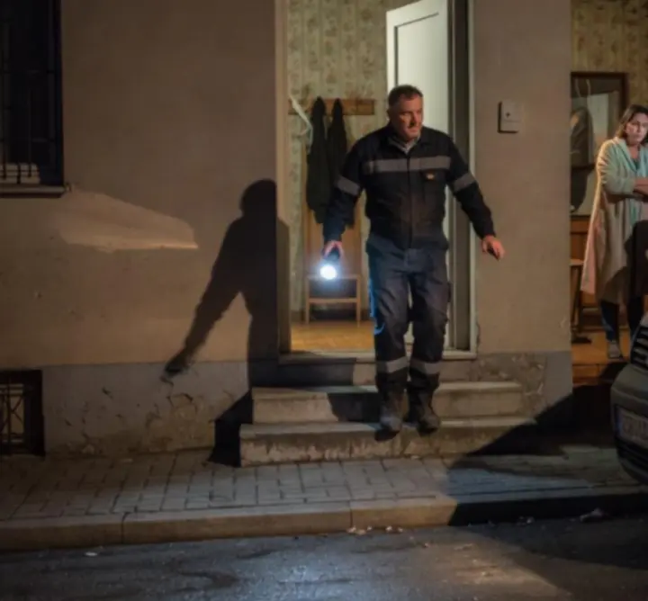 Sürgősségi vízvezeték-szerelő éjszakai kiszálláson